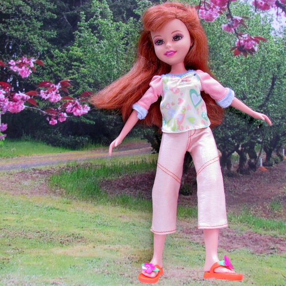 WEE 3 FRIENDS DOLL, LILA, + 2 OUTFITS: ORIGINAL CLOTHES, 10" CUTE REDHEAD - Picture 6 of 10